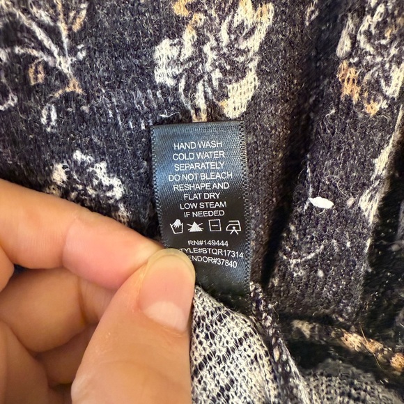 BKE Boutique Floral Top Black Multi - Picture 6 of 9